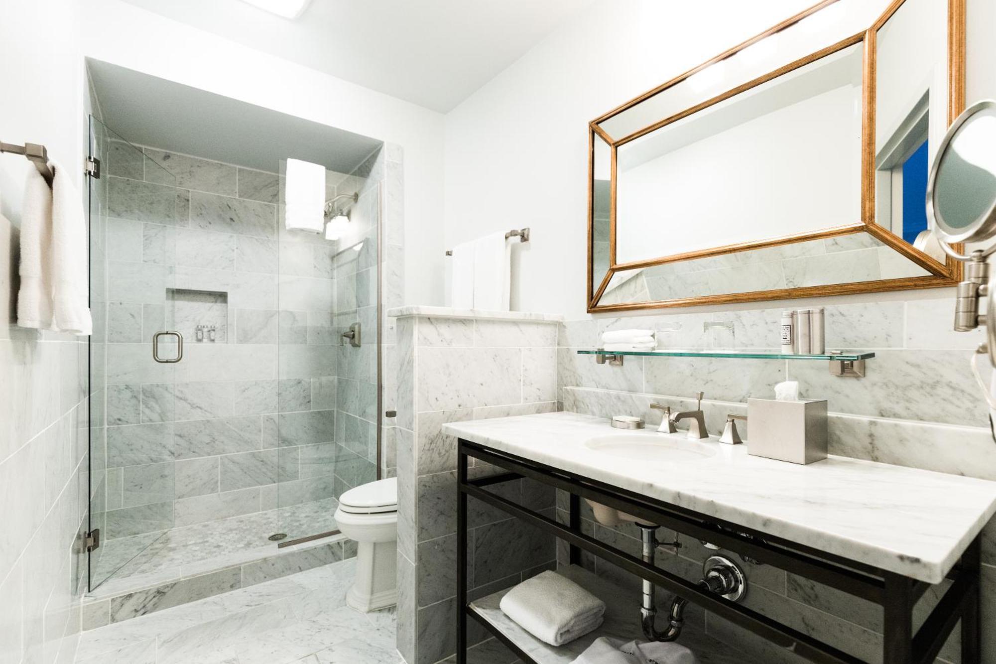 Deluxe Poolside,566534061:JPEG